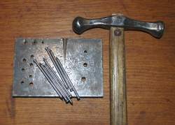 Photo: Niethammer, Lochplatte, Nägel als Ausgangsmaterial für Nieten