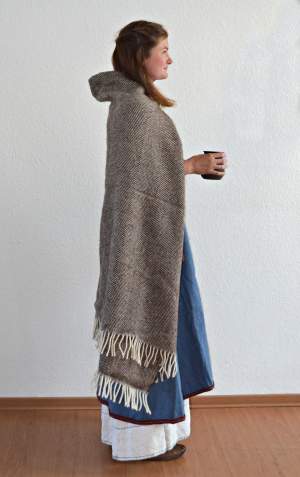  900-1000, Skandinavien / Birka, Hofbesitzerin, (Dana), von der Seite mit Mantel