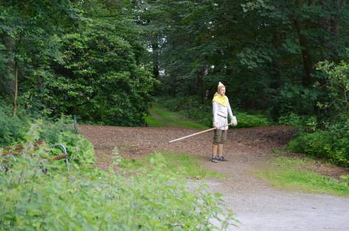 Photo: Ein einfach gekleideter Wikinger hat sich an einer Wegkreuzung in Stellung gebracht, um diese zu bewachen und wartet nun auf passierende Gegner.